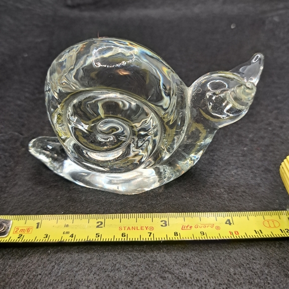 Vintage clear glass snail paperweight. - Picture 6 of 6